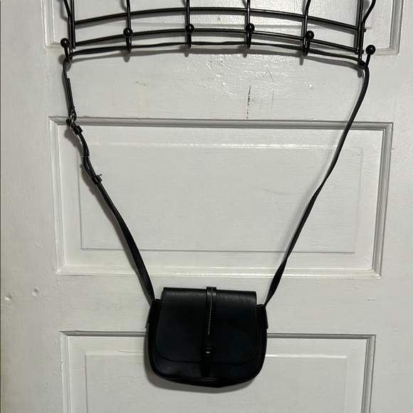 Elegant Black Crossbody Bag with Structured Design - Picture 1 of 10